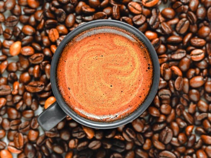  قهوه چه در راه رفتن به محل کار، یک لیوان مسافرتی را در گهواره قرار دهید